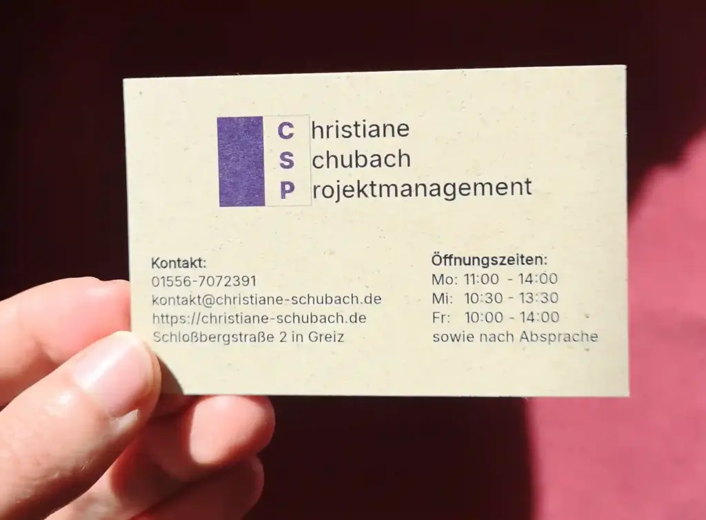 Rückseite Visitenkarte Graspapier mit Logo, Kontaktdaten und Öffnungszeiten