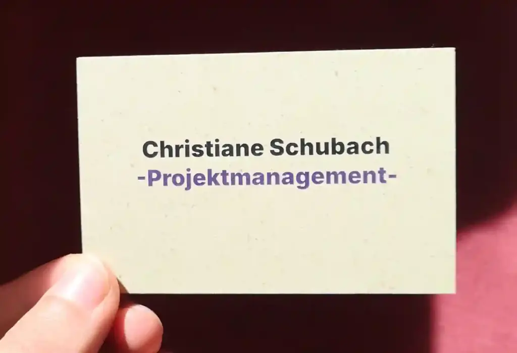 Vorderseite Visitenkarte auf Graspapier mit Aufschrift "Christiane Schubach Projektmanagement"